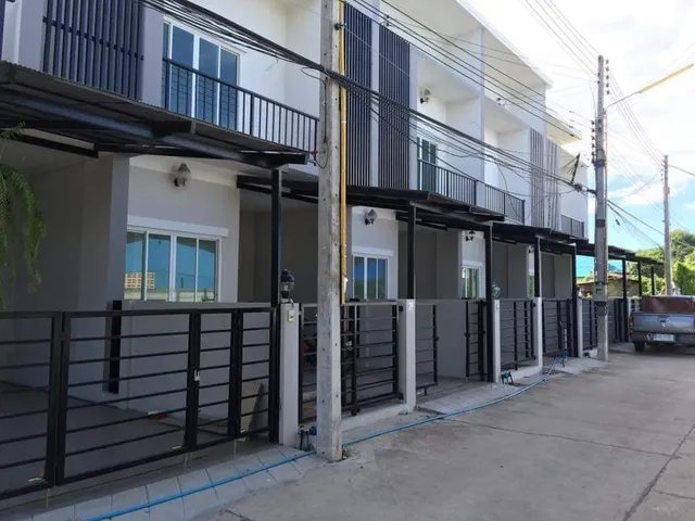 โครงการหมู่บ้านโมเดิร์นเพลส แนวหน้าบ้านและรั้วโปร่งตลอดแนวถนนในโครงการ