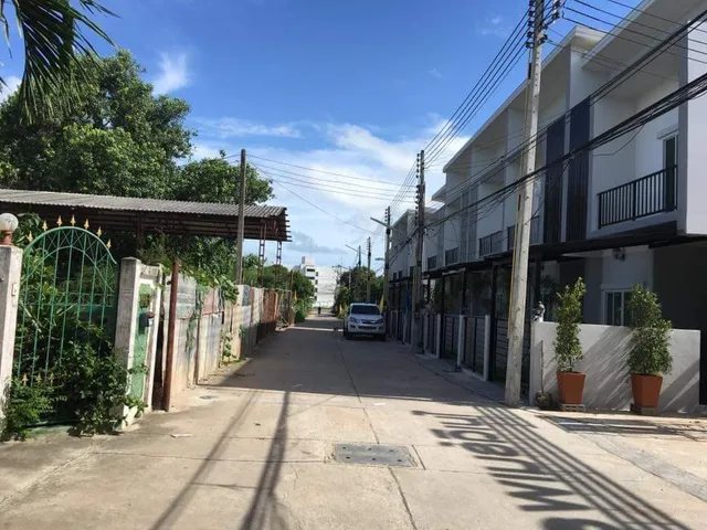 โครงการหมู่บ้านโมเดิร์นเพลส ทางเข้าโครงการ มองเข้าไปตามแนวถนนและแนวบ้าน