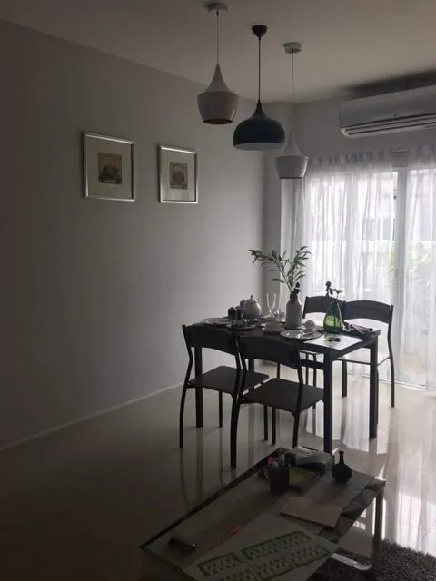 โครงการหมู่บ้านโมเดิร์นเพลส มุมรับประทานอาหาร โคมไฟแขวนและชุดโต๊ะอาหาร