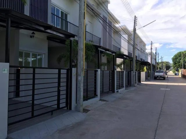 โครงการหมู่บ้านโมเดิร์นเพลส แนวทาวน์โฮมภายในโครงการ มองตามแนวถนนหน้าบ้าน