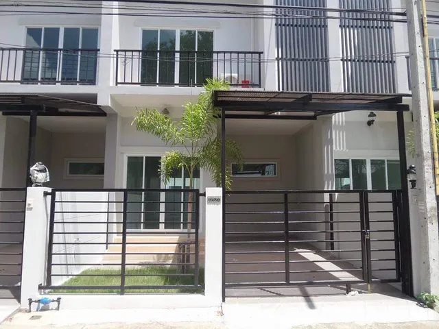 โครงการหมู่บ้านโมเดิร์นเพลส บ้านตัวอย่างมุมด้านหน้า เห็นรั้วโปร่งและที่จอดรถ