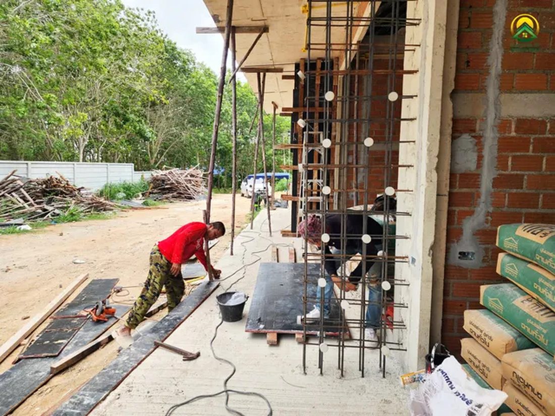 โครงการบ้านโมเดิร์นชั้นเดียว งานผูกเหล็กเสาและงานก่อผนังบริเวณหน้างาน