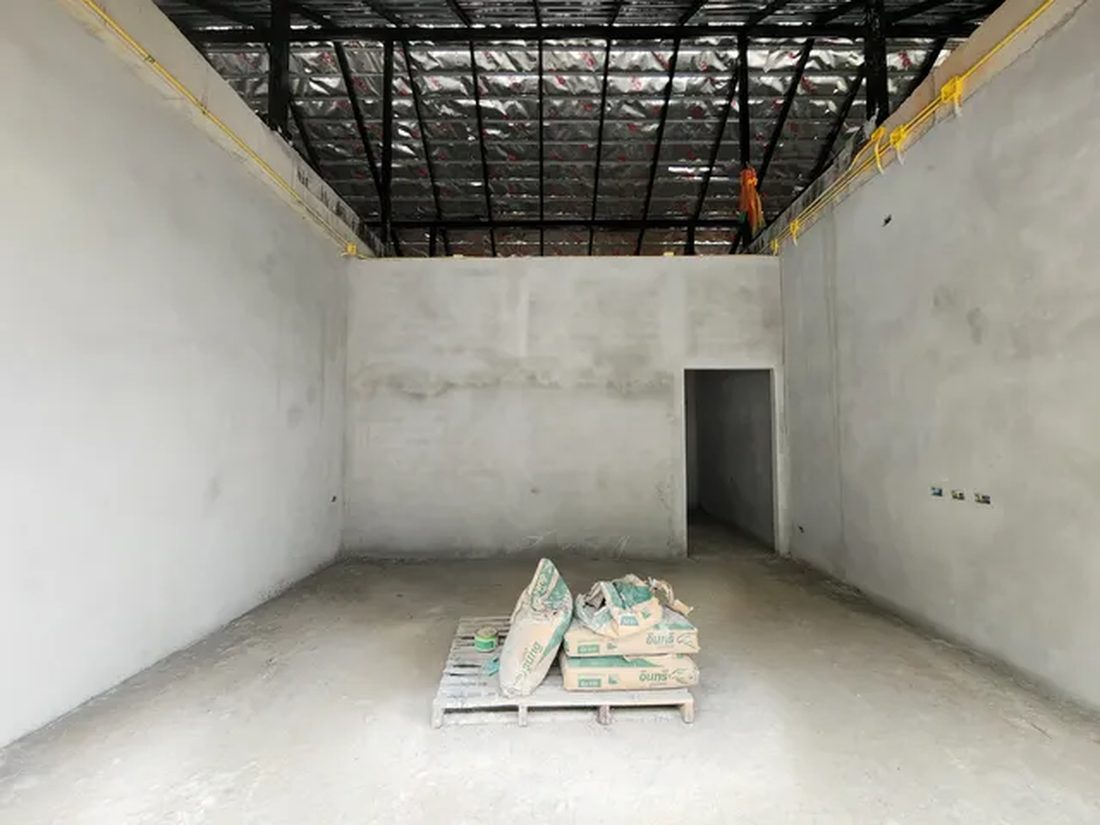 โครงการบ้านโมเดิร์นชั้นเดียว ภายในห้องหลังฉาบปูนเรียบ เห็นโครงหลังคาด้านบน