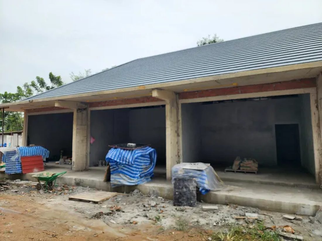 โครงการบ้านโมเดิร์นชั้นเดียว ด้านหน้าอาคารหลังติดตั้งหลังคาเมทัลชีท