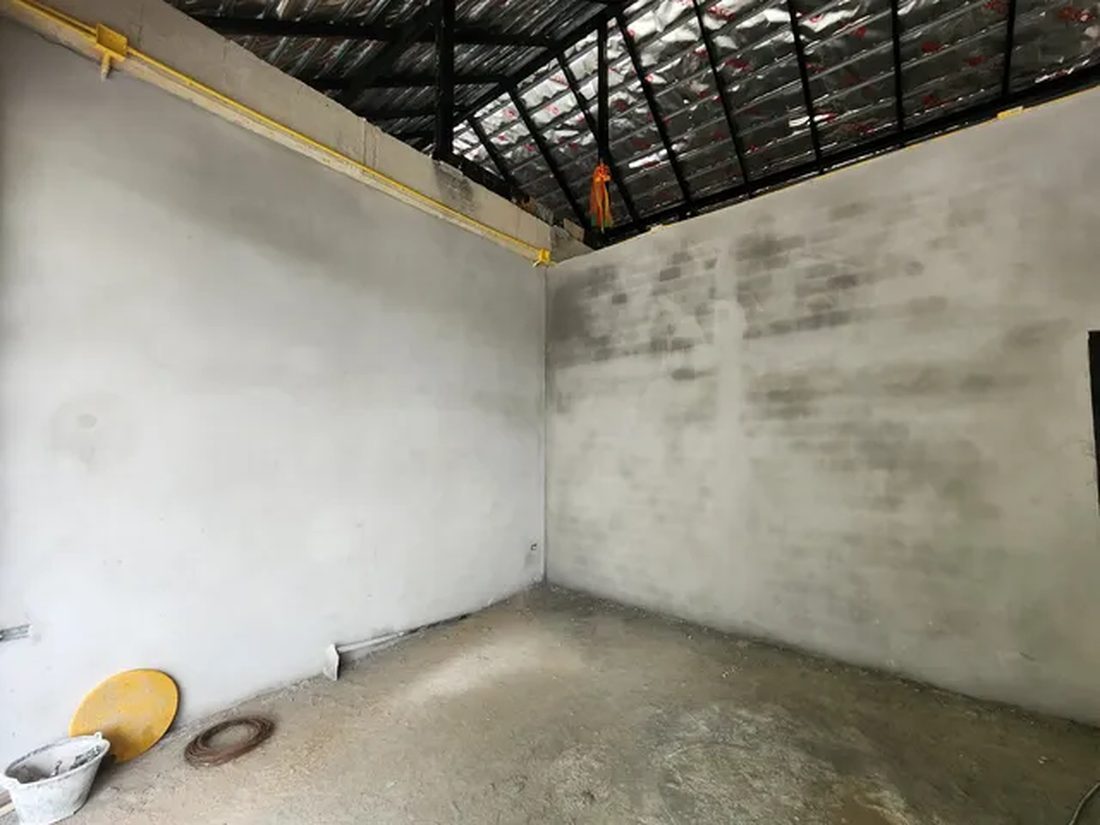 โครงการบ้านโมเดิร์นชั้นเดียว มุมห้องหลังฉาบปูนเสร็จ เห็นพื้นขัดมันและผนังเรียบ