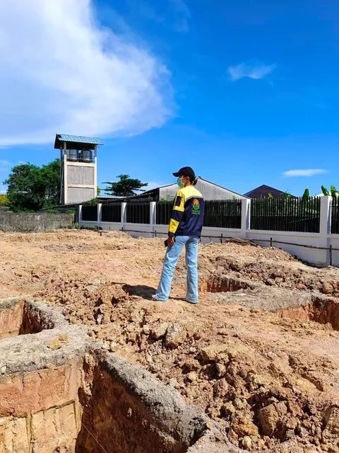 ช่างตรวจความลึกของหลุมฐานรากก่อนลงเหล็กเสริม