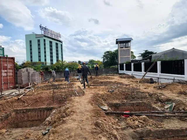 ภาพรวมหน้างานช่วงงานฐานราก เห็นแนวหลุมและพื้นที่ก่อสร้าง