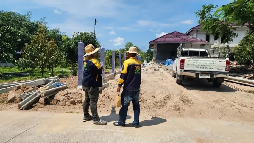 ทีมงานตรวจหน้างานบริเวณลานด้านหน้าโครงการบ้านหลังใหญ่