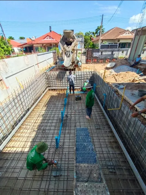 งานผูกเหล็กและเทคอนกรีตฐานราก พร้อมรถโม่ปูนที่หน้างาน
