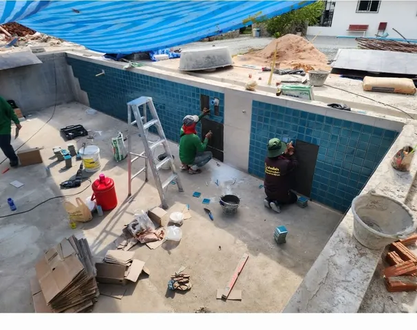 งานปูกระเบื้องสระว่ายน้ำภายในโครงการบ้านหลังใหญ่